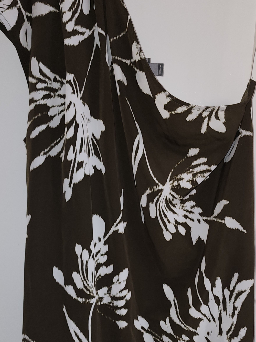 Worthington Olive and White Floral Sleeveless Top and White Linen Shorts
